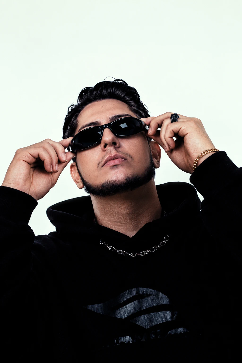 Retrato profissional em close do DJ SAVI usando óculos escuros