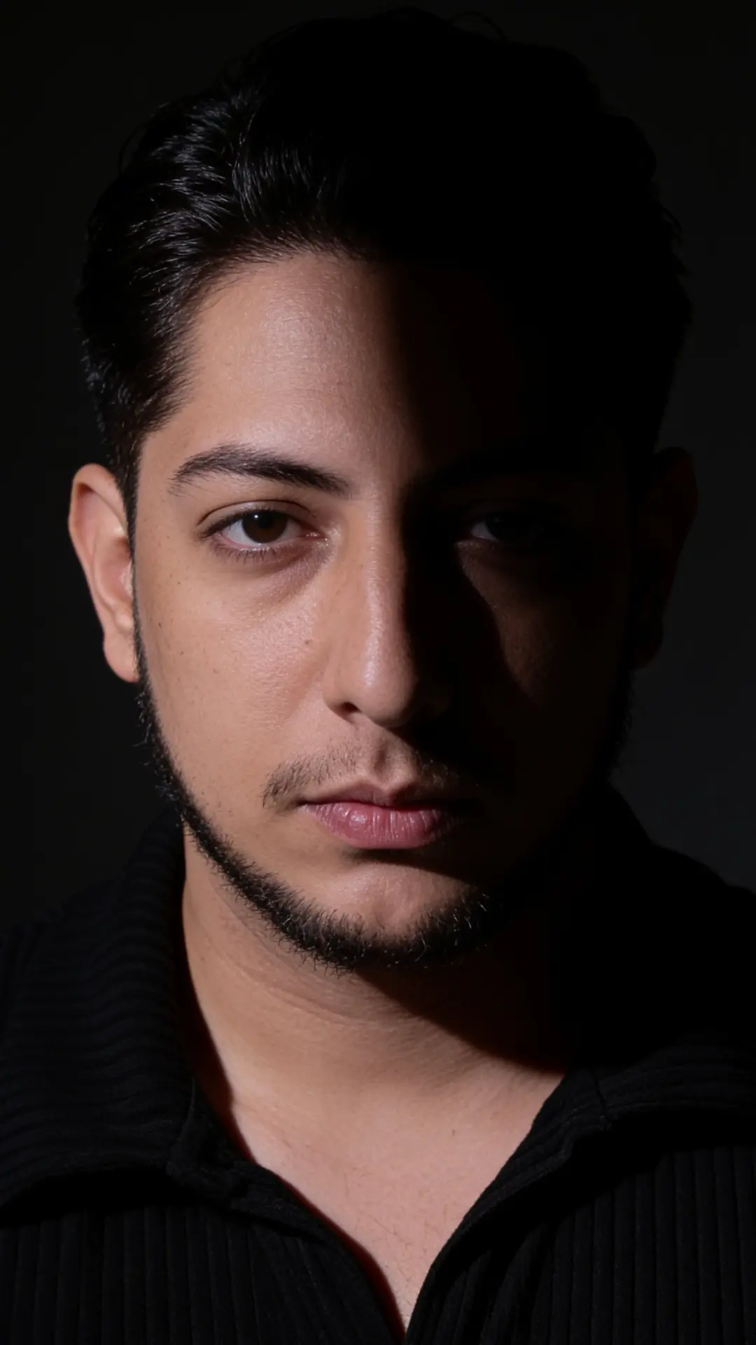 DJ SAVI em retrato oficial de estúdio